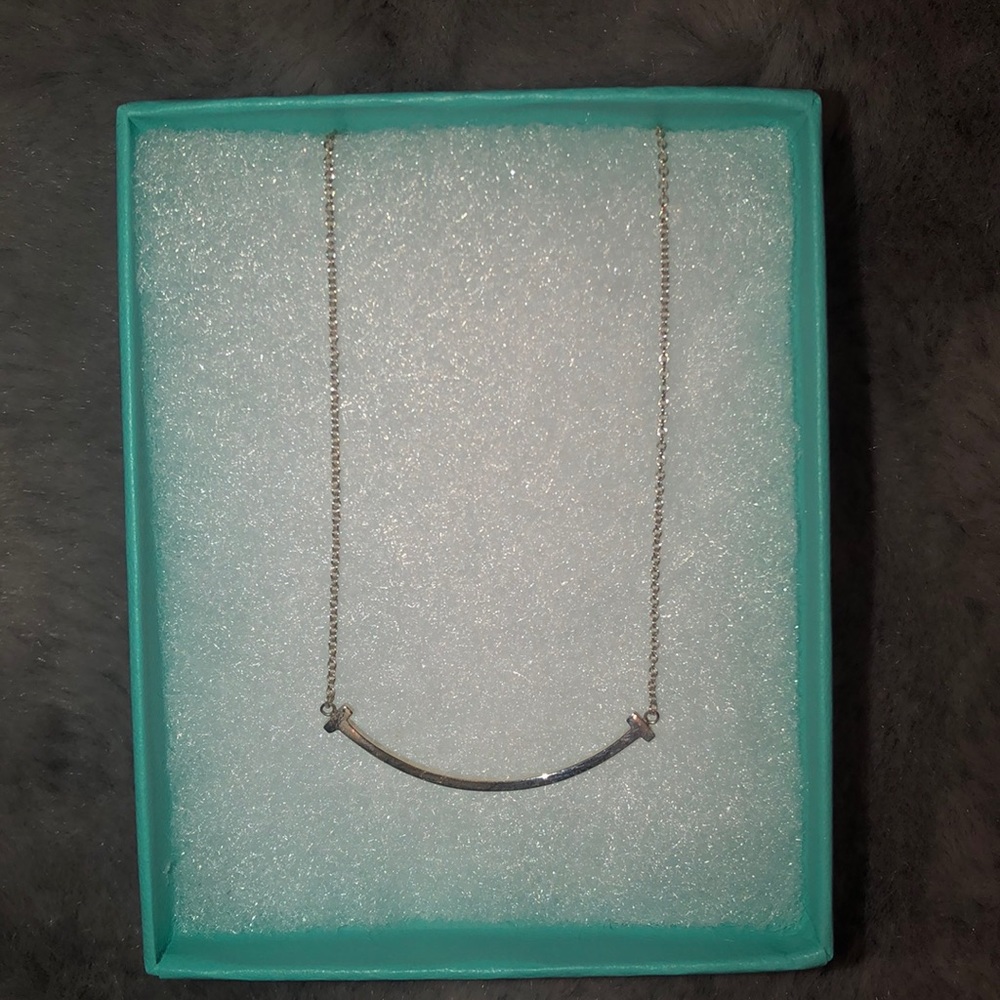 NEVER WORN Tiffany & co. Smile pendant necklace